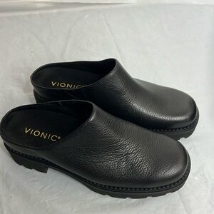 VIONIC Fairfax Leather  Block Heel Mules Sz 6 
New in Box